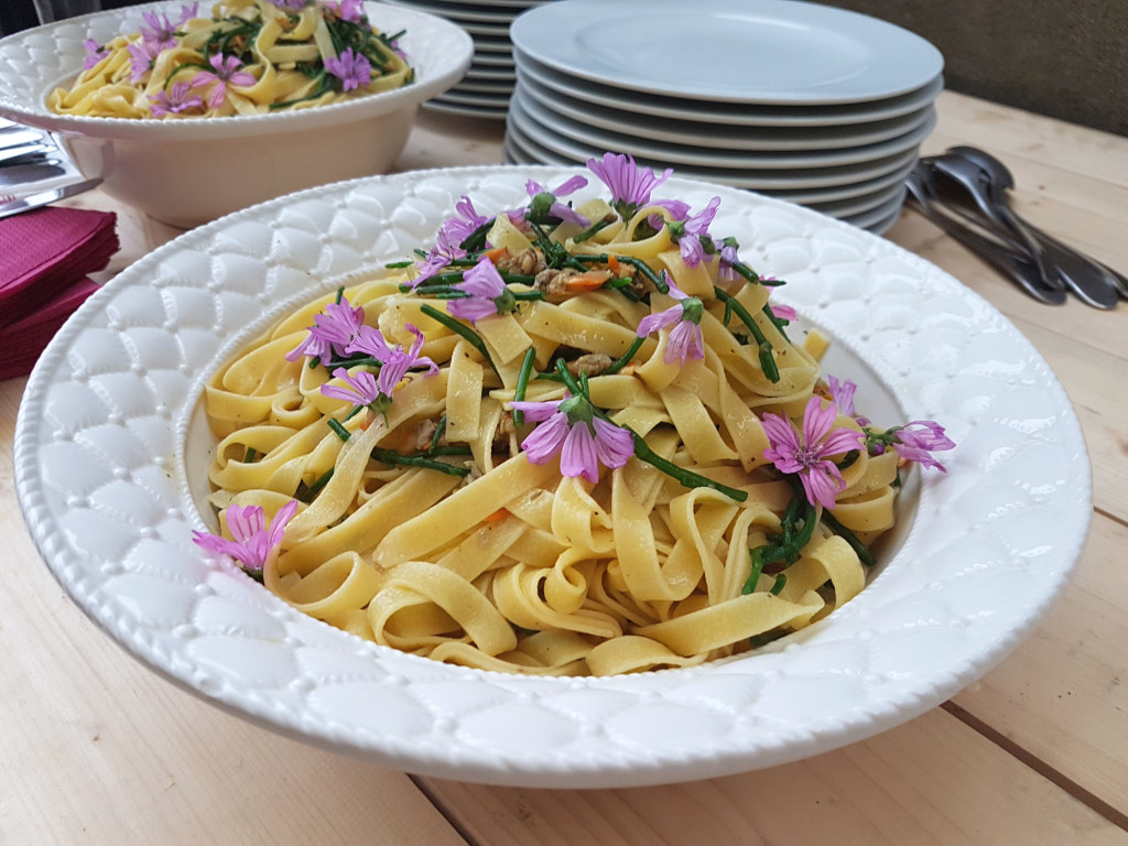 gastrobarena-tagliatelle-con-margarote-salicornia-e-fiori-di-malva-maurizio-potocnik