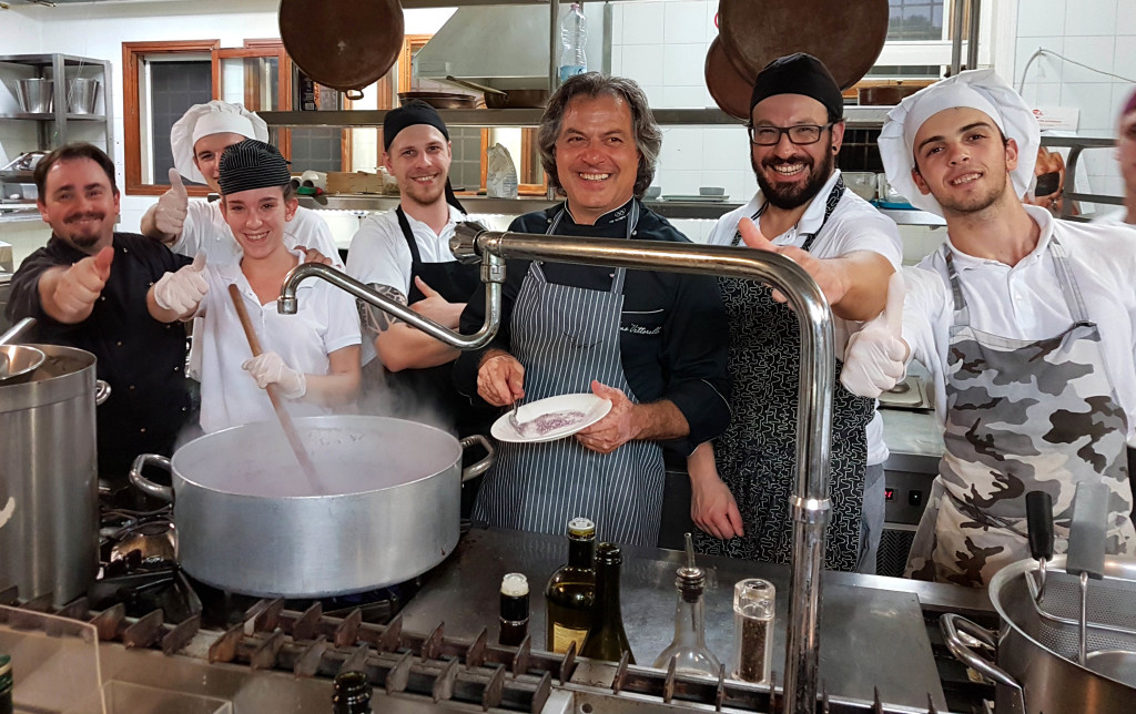 lo chef Tino Vettorello di Tino Eventi e la sua brigata di cucina