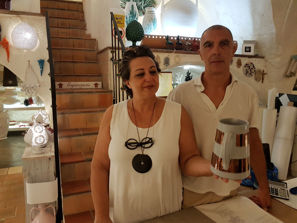 Enza Fasano ed il marito nel loro atelier di ceramiche - Grottaglie