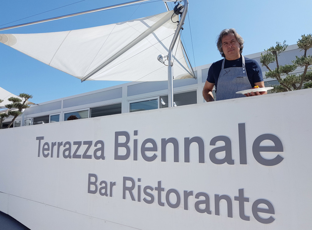 Chef Tino Vettorello nel suo esclusivo ristorante "Terrazza Biennale"